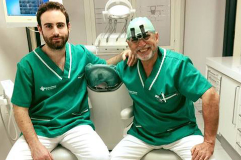 El doctor Alonso de Clínica Dental en Gijón